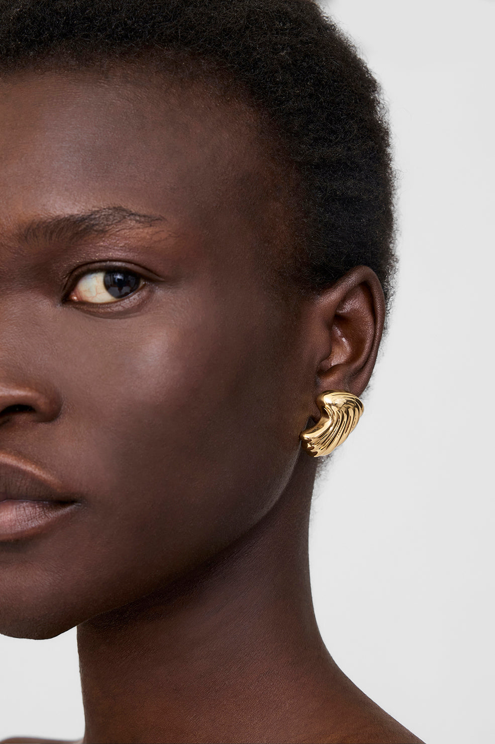 アクセサリーその他 ANINE BING Rectangular curved gold earrings ANINE BING Curved Shell Earrings - Gold