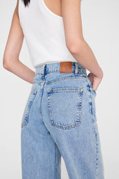 ANINE BING Brie Jean - Pale Azure - on model Detail second image