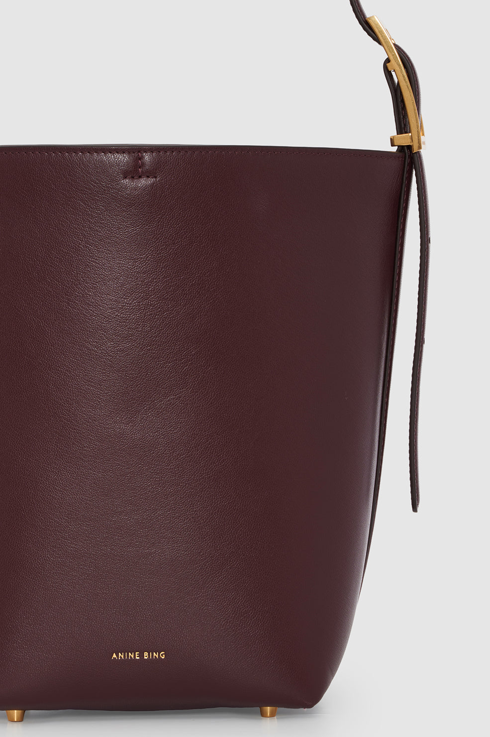 ANINE BING Elly Medium Bucket Bag Grained Leather - Fig - detail view