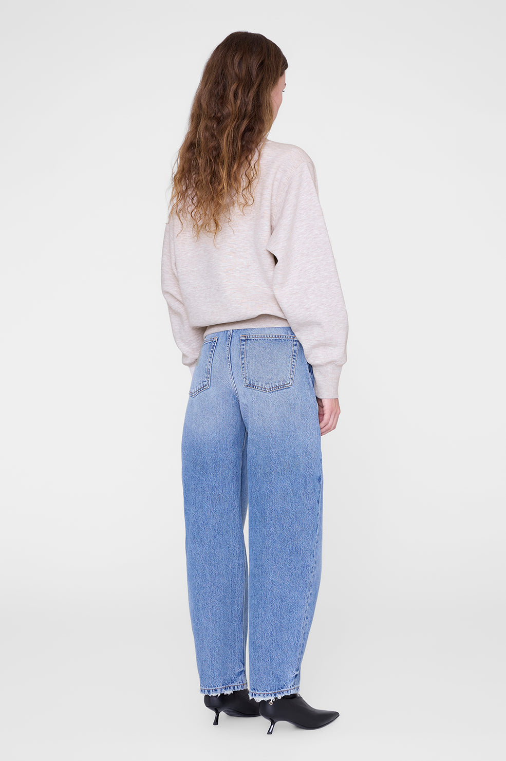 ANINE BING Harry Shrunken Sweatshirt La - Oatmeal Melange - on model back