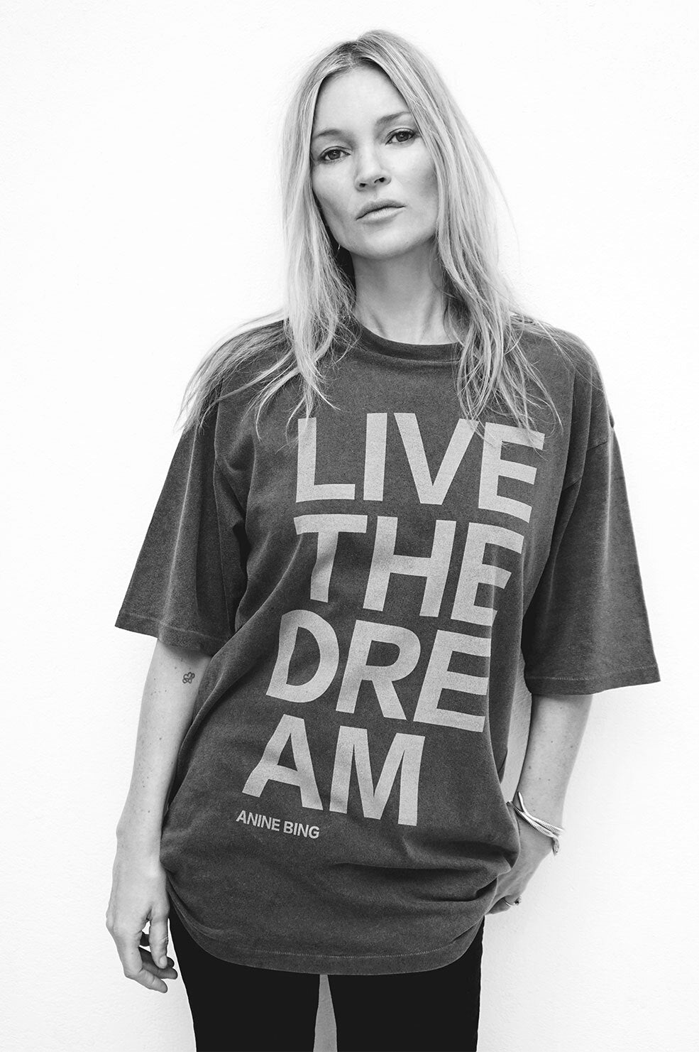 ANINE BING Cason Tee Live The Dream - Washed Black - On Kate Moss