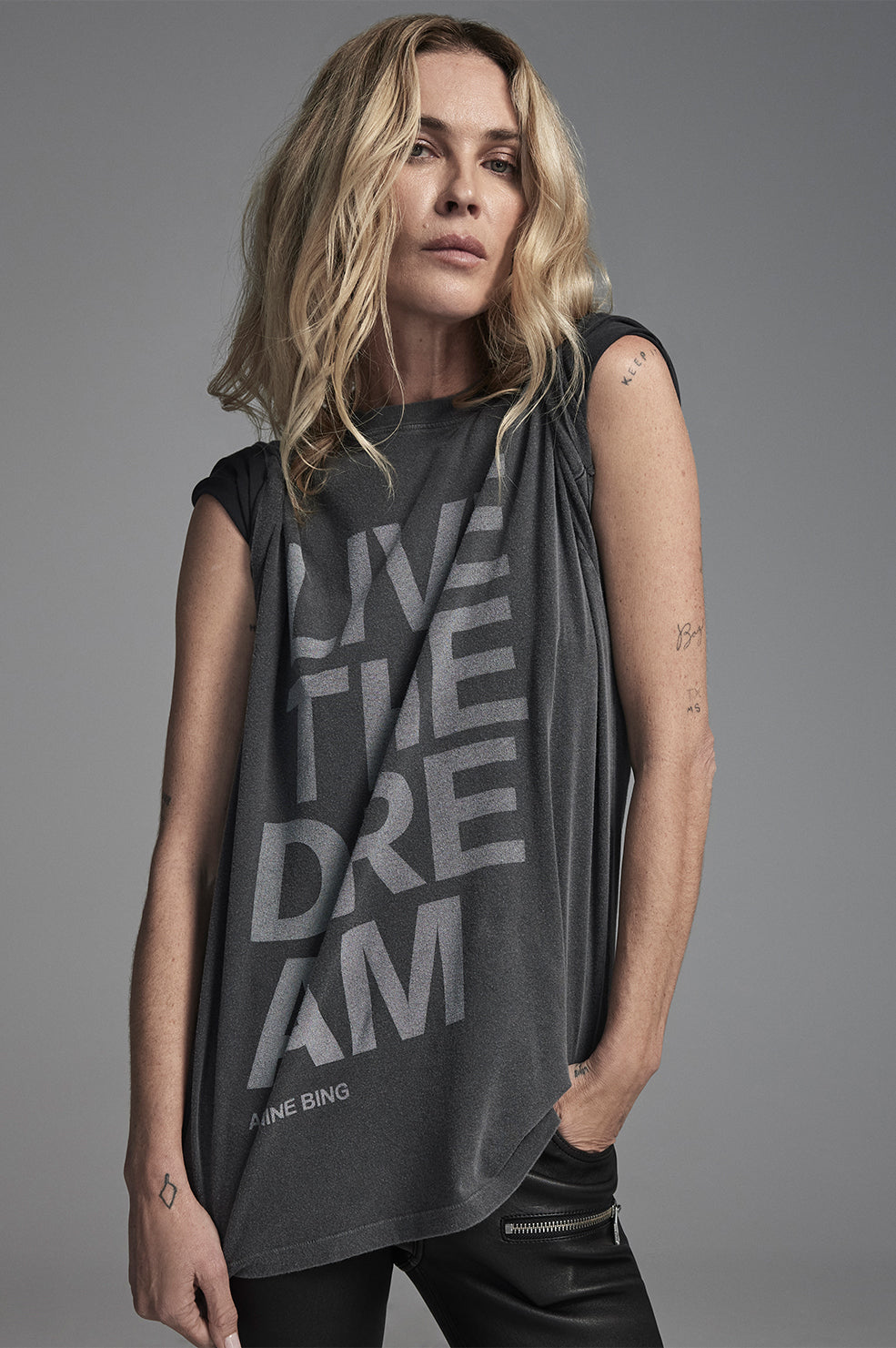 ANINE BING Cason Tee Live The Dream - Washed Black - On Erin Wasson